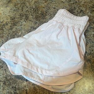 LULULEMON strawberry milkshake hotty hot shorts 2.5, size 4